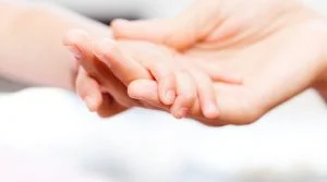 Read more about the article Dealing With A Clingy Baby: My Experience And Learnings